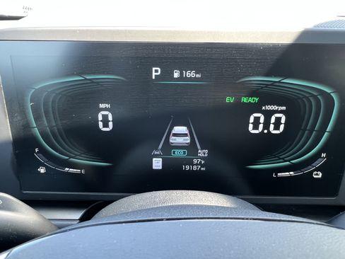 Certified 2024 Kia Niro LX image 28