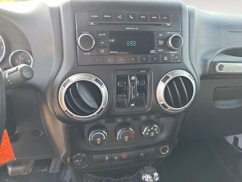 Used 2015 Jeep Wrangler Unlimited Sahara w/ Connectivity Group AWD/4WD image 10