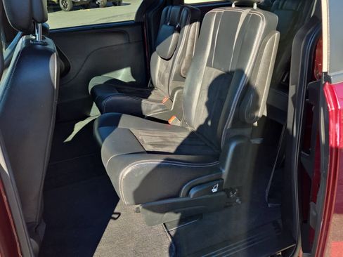Used 2018 Dodge Grand Caravan SXT w/ Driver Convenience Group image 11