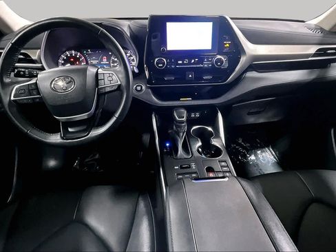 Used 2023 Toyota Highlander XLE AWD/4WD image 16