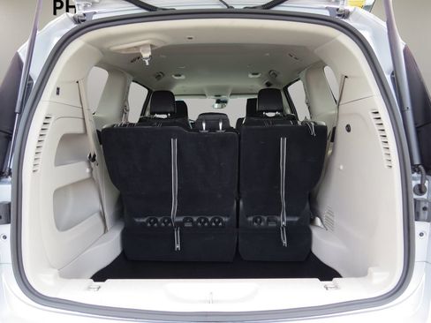 Used 2024 Chrysler Pacifica Touring-L FWD image 13