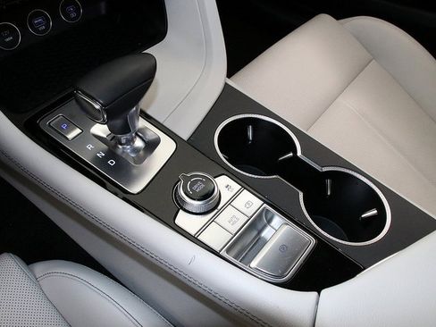 Used 2025 Genesis G70 2.5T image 21