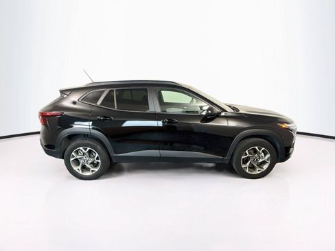Used 2025 Chevrolet Trax LT FWD image 6
