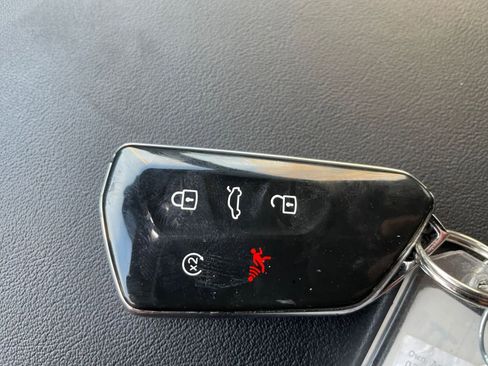 Used 2025 Volkswagen Atlas Cross Sport SE image 27