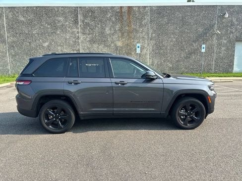 Used 2024 Jeep Grand Cherokee Limited w/ Black Appearance Package AWD/4WD image 8