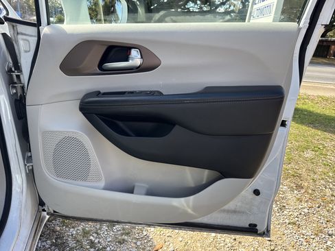 Used 2018 Chrysler Pacifica Touring Plus w/ Tire & Wheel Group image 21