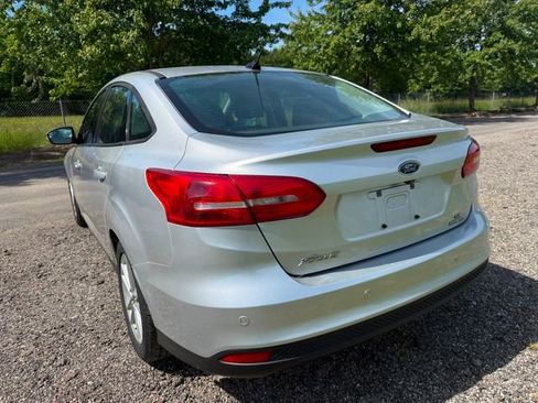 Used 2016 Ford Focus SE w/ SE Power Seat Package FWD image 3