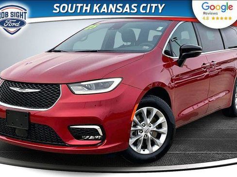 Used 2025 Chrysler Pacifica Select image 1