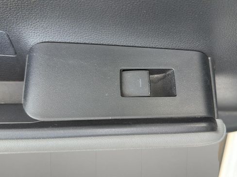 Used 2020 Toyota Highlander XLE FWD image 32