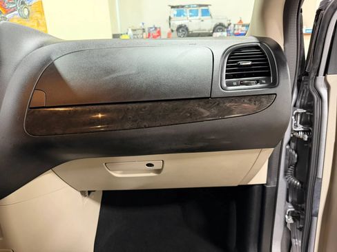 Used 2019 Dodge Grand Caravan SE FWD image 31