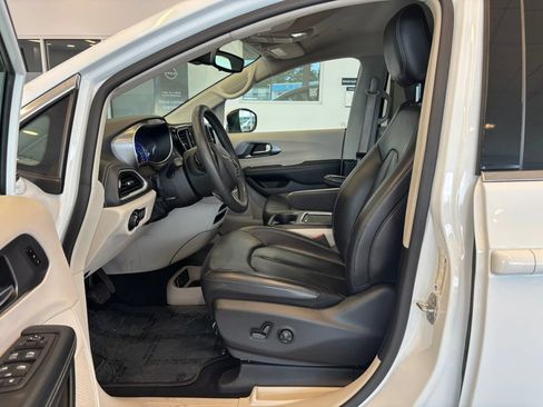 Used 2023 Chrysler Pacifica Touring-L FWD image 13