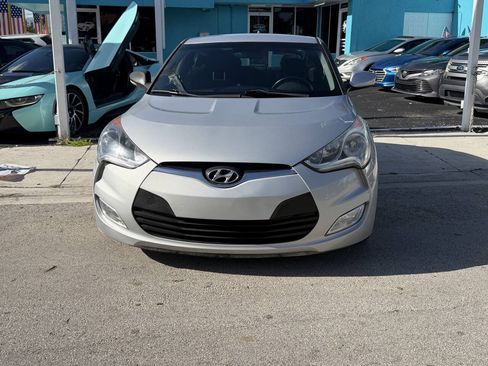 Used 2017 Hyundai Veloster FWD image 3