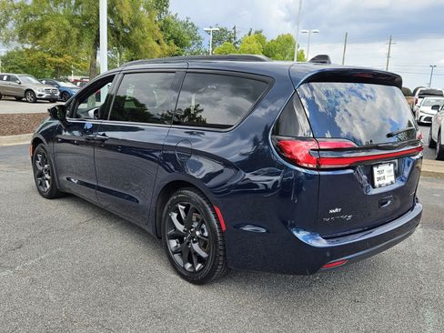 Used 2025 Chrysler Pacifica Limited FWD image 7