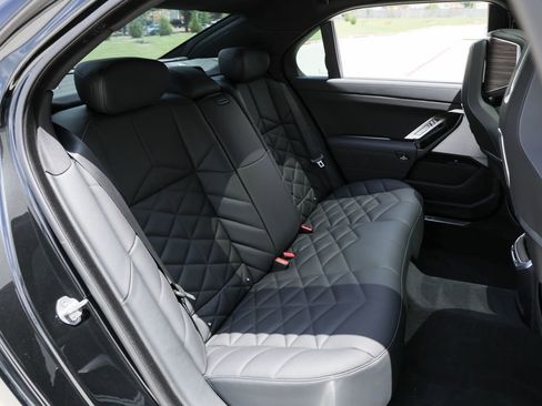 Used 2024 BMW 740i RWD image 25