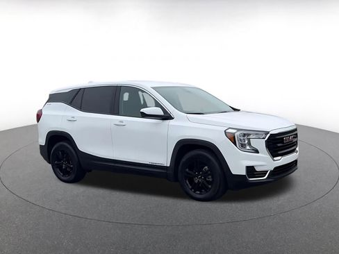 Used 2024 GMC Terrain SLE image 2