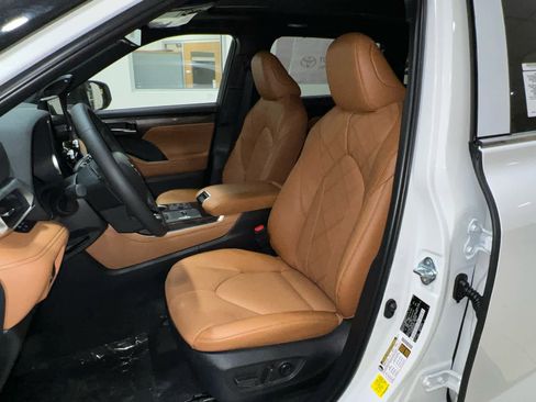 New 2026 Toyota Highlander Platinum image 18
