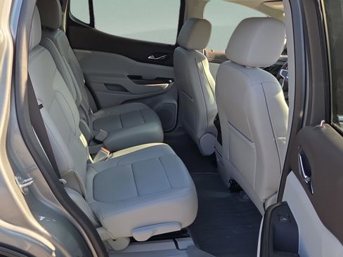 Used 2023 GMC Acadia SLT w/ Preferred Package image 18