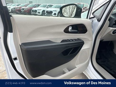 Used 2024 Chrysler Pacifica Limited image 23