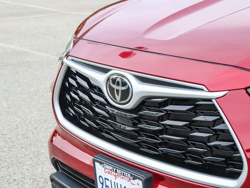 Used 2023 Toyota Highlander LE image 6