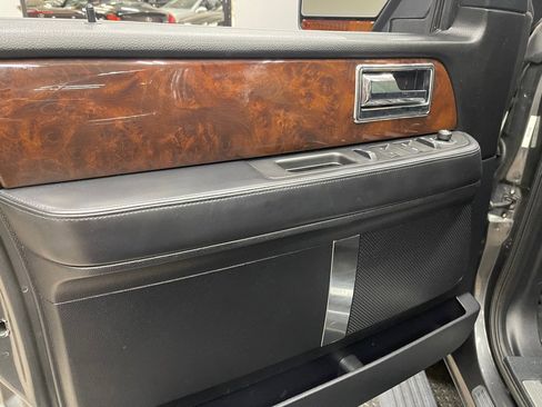 Used 2016 Lincoln Navigator Select RWD image 32