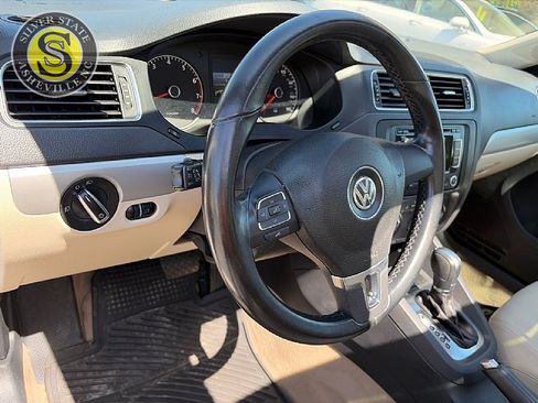 Used 2011 Volkswagen Jetta SEL FWD image 20