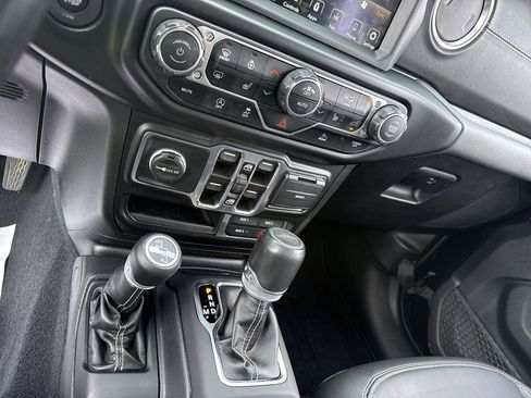 Used 2022 Jeep Gladiator Overland w/ Popular Equipment Package AWD/4WD image 19