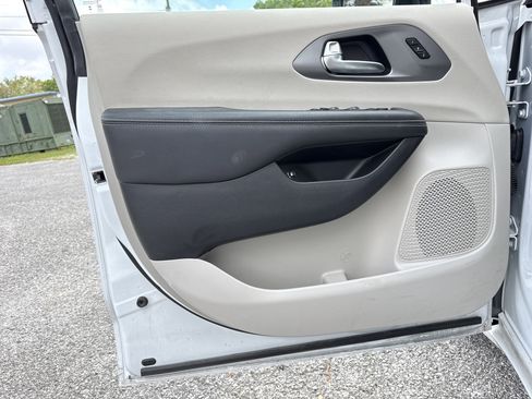 Used 2024 Chrysler Pacifica Select image 34