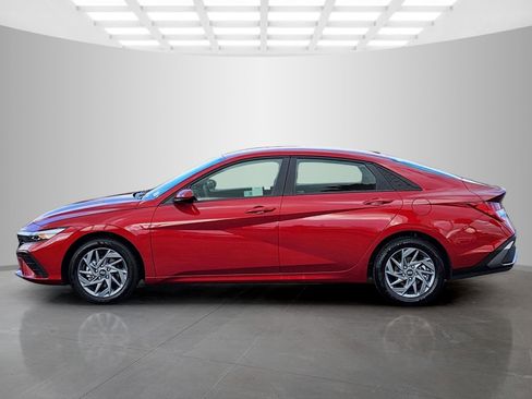 Used 2025 Hyundai Elantra Blue image 9