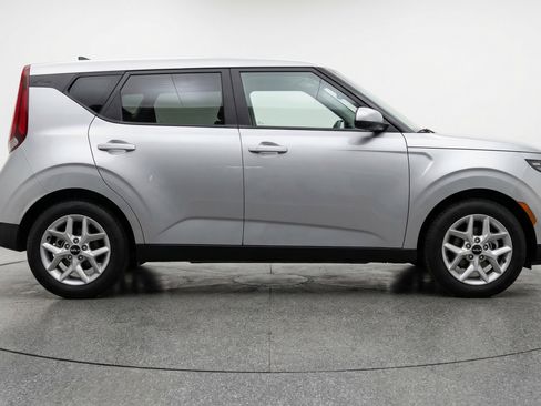 Used 2025 Kia Soul LX w/ LX Technology Package FWD image 11