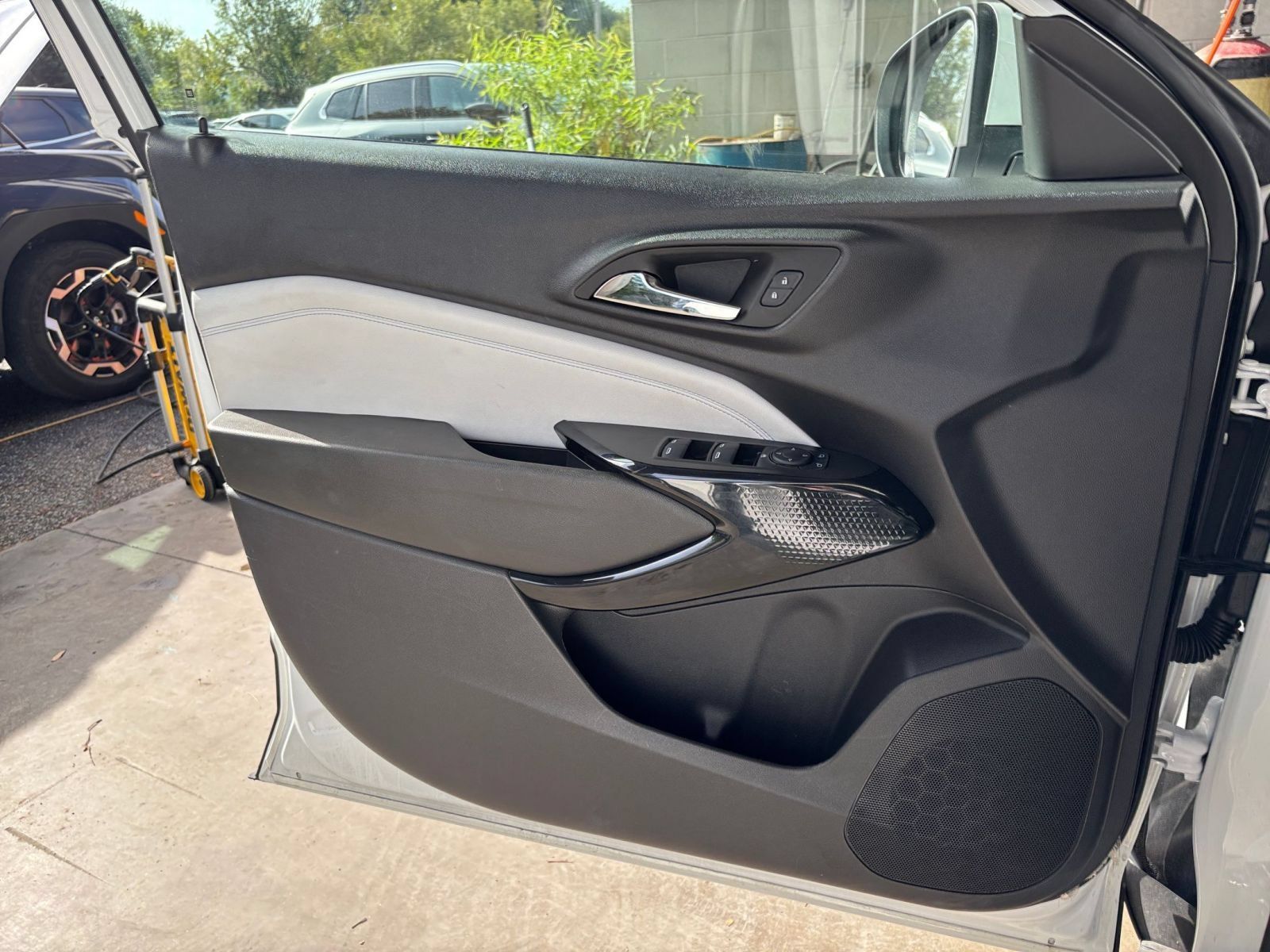 Used 2025 Chevrolet Trax LT FWD image 18