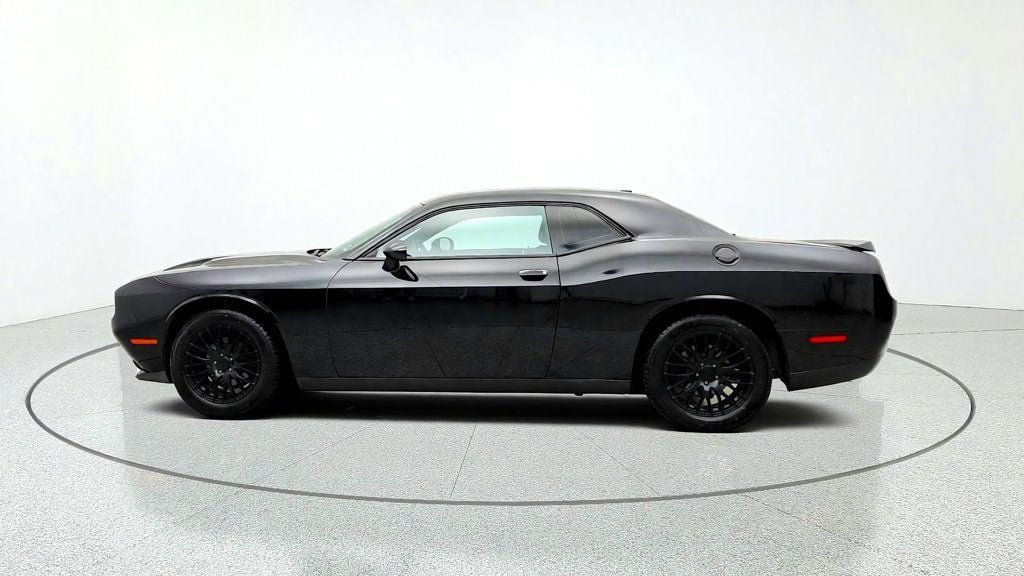 Used 2015 Dodge Challenger SXT RWD image 7
