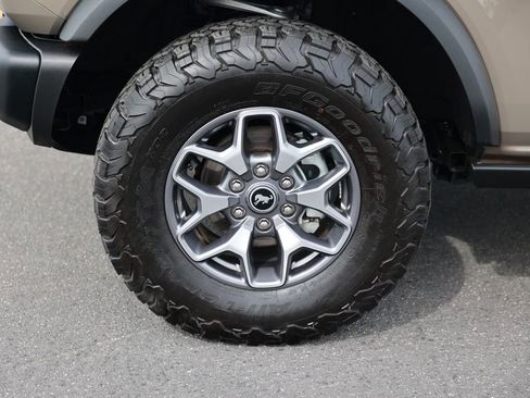 Used 2025 Ford Bronco Badlands image 11