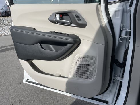 Used 2024 Chrysler Pacifica Touring-L image 16