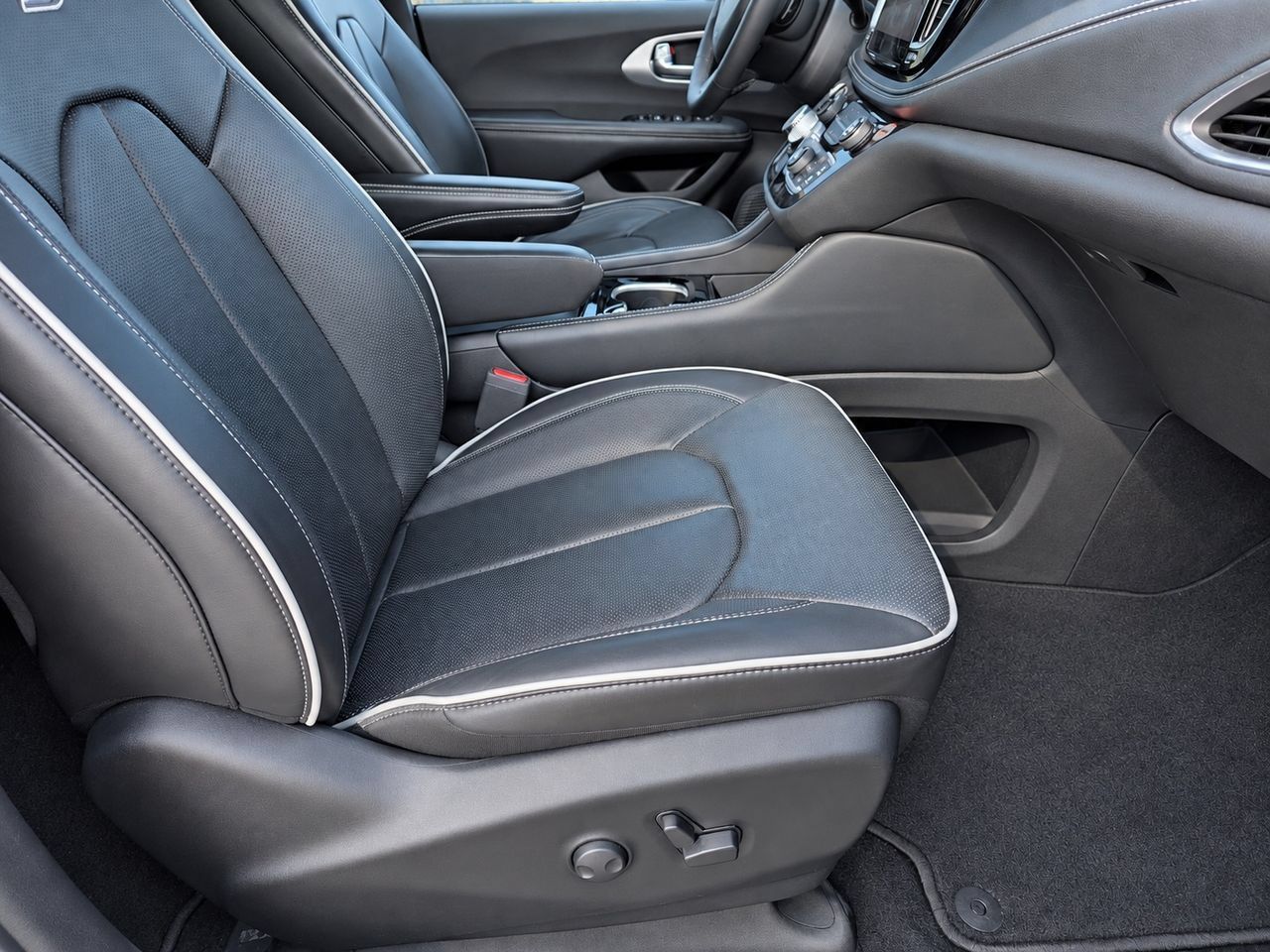 Used 2025 Chrysler Pacifica Limited FWD image 35