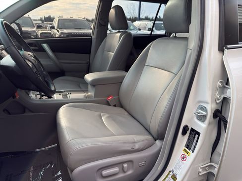 Used 2012 Toyota Highlander SE w/ Tow Pkg image 16