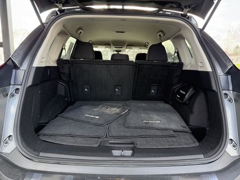 Used 2023 Nissan Rogue SV image 10