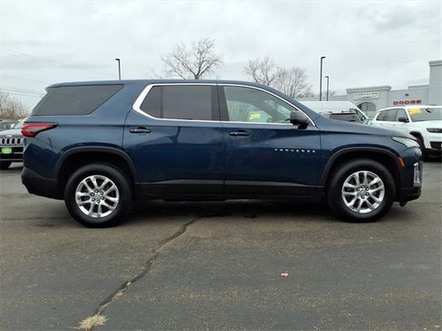 Used 2022 Chevrolet Traverse LS image 2