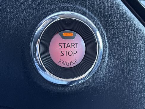 Used 2020 Nissan Pathfinder SV image 29