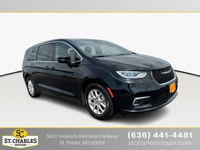 Used 2025 Chrysler Pacifica Select