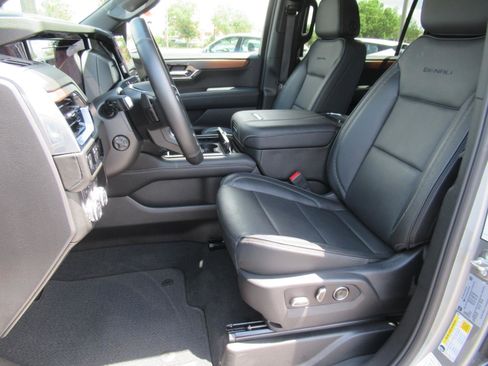 Used 2025 GMC Yukon XL Denali AWD/4WD image 18