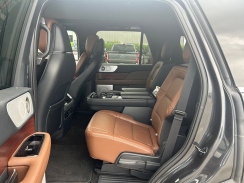 Used 2023 Lincoln Navigator Reserve AWD/4WD image 5