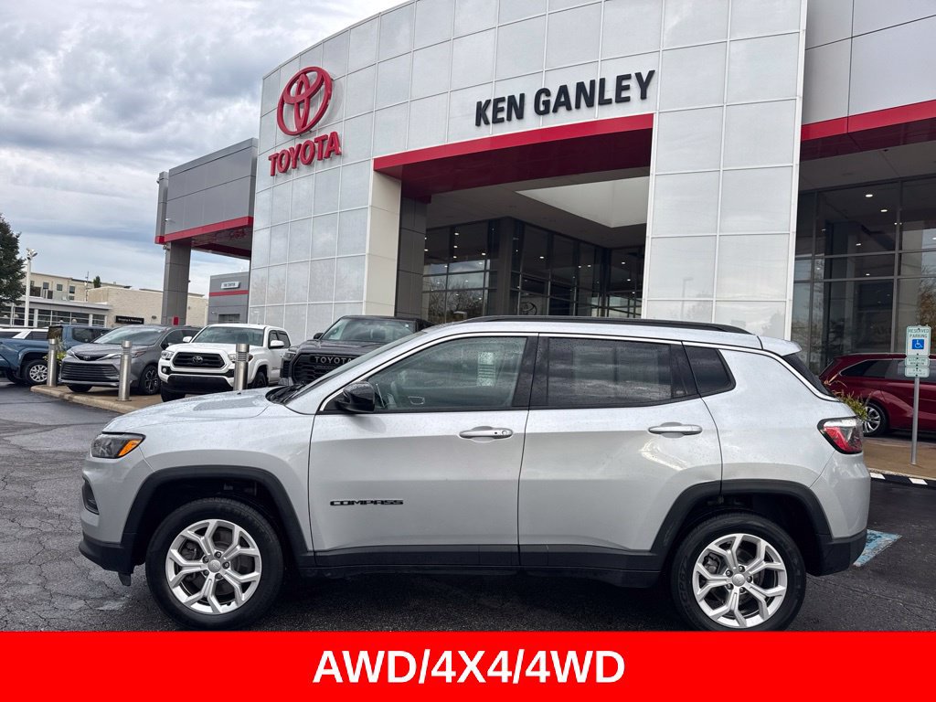 Used 2024 Jeep Compass Latitude AWD/4WD image 3