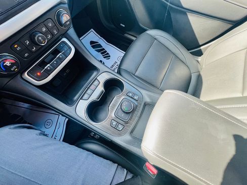 Used 2023 GMC Acadia SLT w/ Elevation Edition image 23