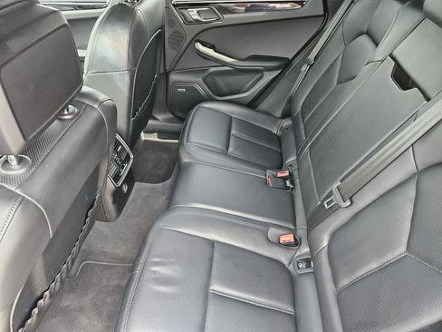 Used 2018 Porsche Macan S image 28