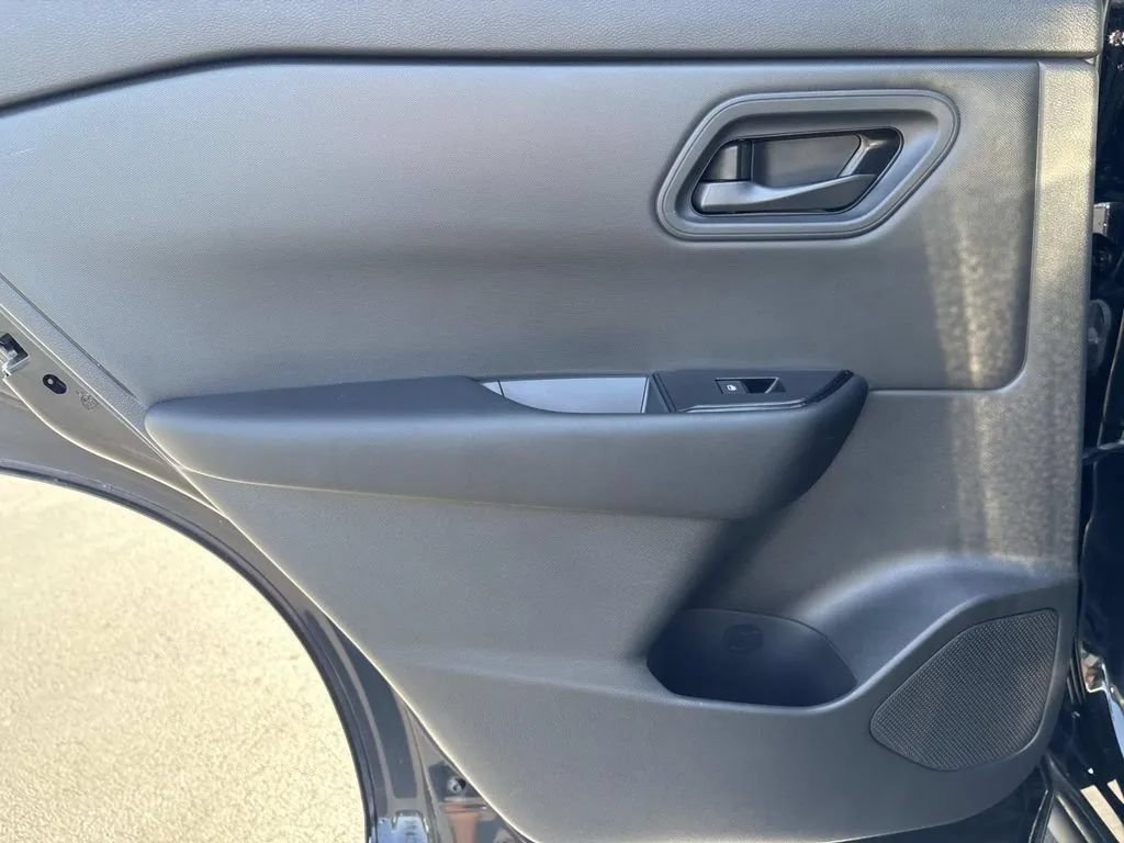 Used 2025 Nissan Rogue S FWD image 17
