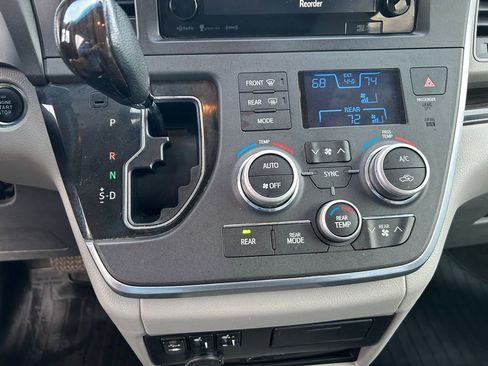 Used 2017 Toyota Sienna XLE Premium image 28