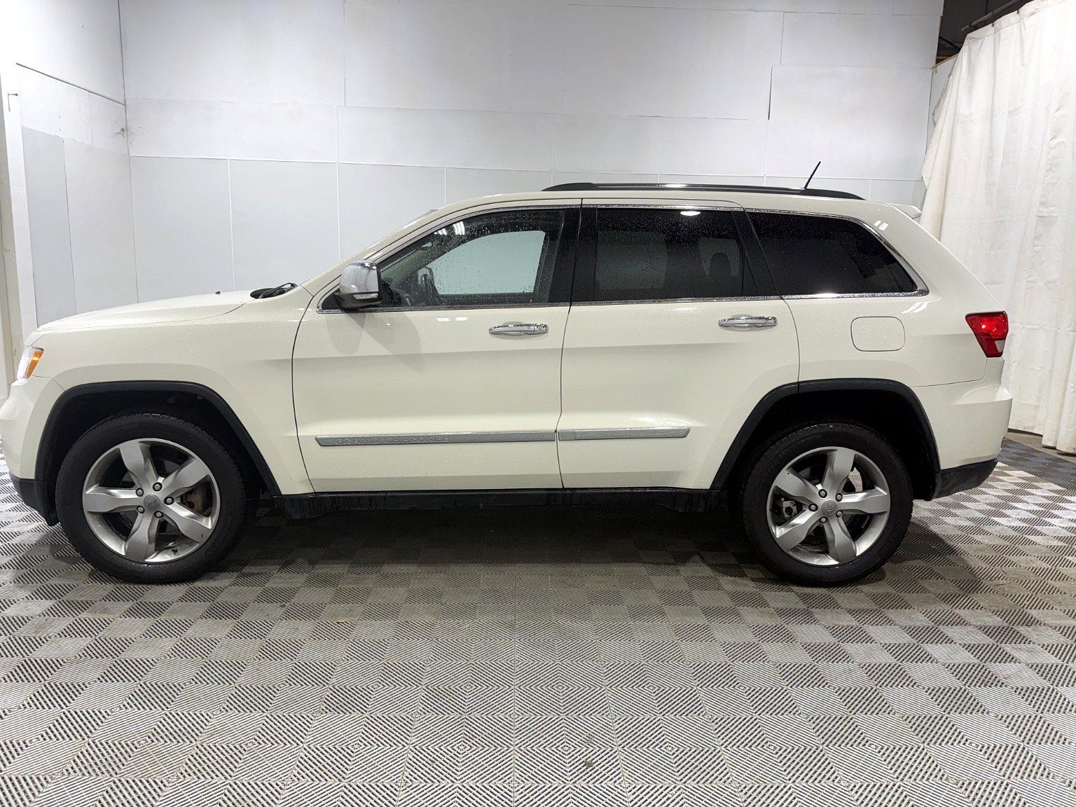 Used 2012 Jeep Grand Cherokee Limited w/ Luxury Group II AWD/4WD image 2