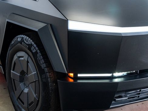 Used 2024 Tesla Cybertruck AWD Crew Cab image 16