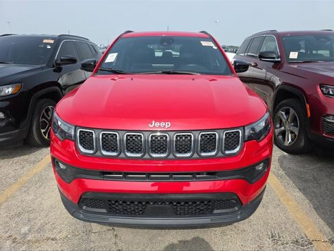 Used 2024 Jeep Compass Latitude w/ Sun and Sound Group AWD/4WD image 8
