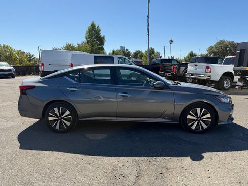 Used 2022 Nissan Altima 2.5 SV FWD image 6